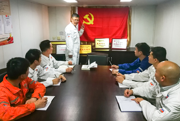 4月20日，浙能集團所屬寧波海運“明州76”輪黨小組組織開展面向船舶黨團員和群眾的黨史主題政治宣講。 屠添榮 攝x.jpg