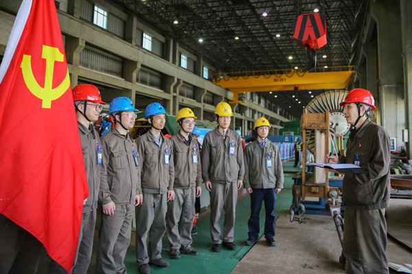 4月20日，浙能集團所屬長興發電公司政治宣傳員楊曉權在A修現場開展政治宣講。方磊 攝x.jpg