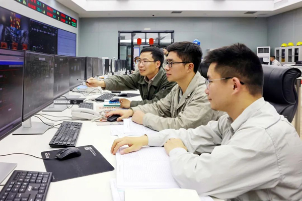 5x-浙能樂清發電公司技術人員緊盯5號機組操作界面，高效執行指令，為機組安全運行保駕護航。陳清瑜 攝.jpg