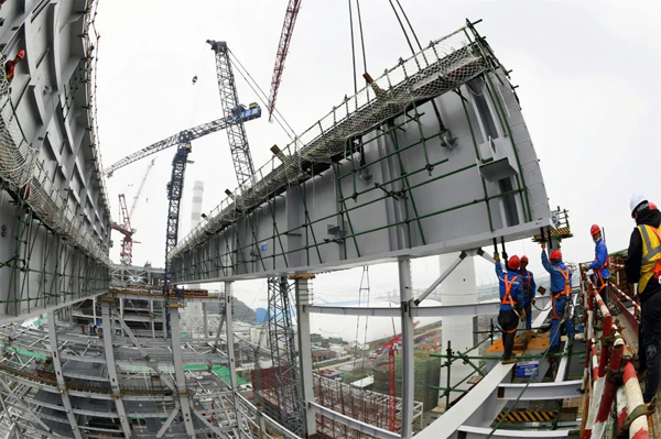 2x-浙能樂清發電廠三期6號機組吊裝重達158噸的鍋爐大板梁K4下梁。朱將云  攝.jpg